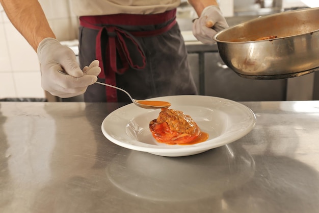 Šéfkuchár pripravuje jedlo